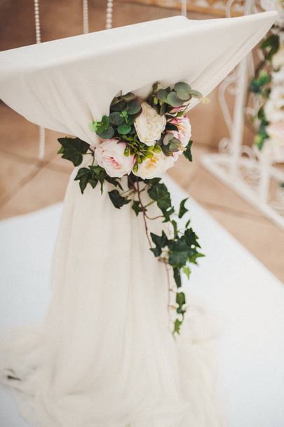 Decoración floral de boda original en forma de mini-floreros y ramos de flores que cuelgan del techo - Foto, imagen