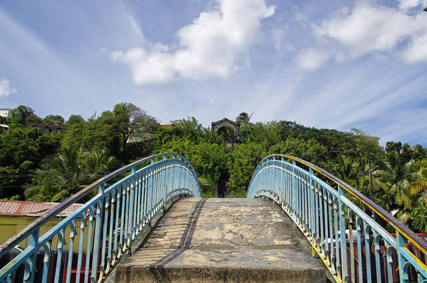 Uma ponte através do Canal Levassor em Fort-de-France, ilha da Martinica, França, Pequenas Antilhas
 - Foto, Imagem