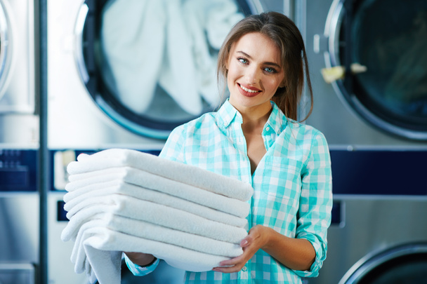 Frau mit frischer weicher Wäsche - Foto, Bild