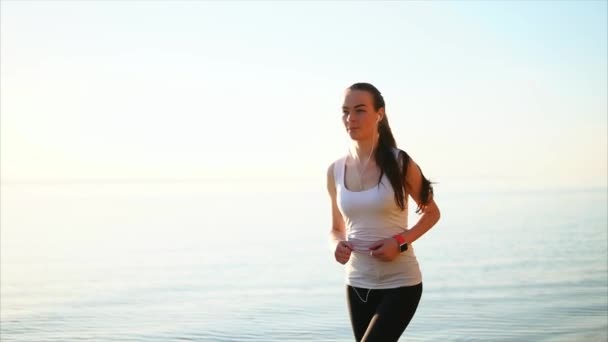 Νέοι όμορφο άθλημα γυναίκα τρέχει κοντά στη θάλασσα. - Πλάνα, βίντεο