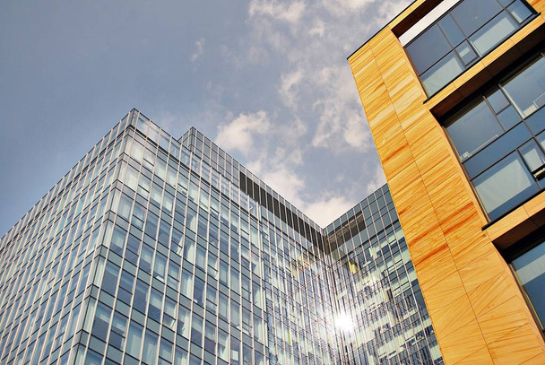 Moderno edificio de oficinas con fachada de vidrio - Foto, Imagen