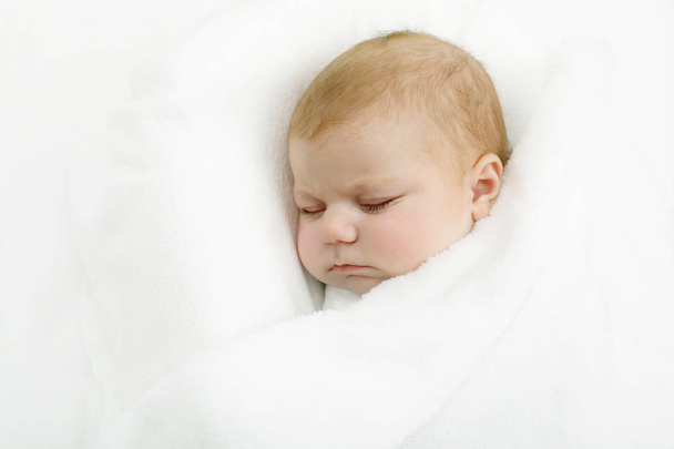 Uyuyan sevimli küçük yeni doğan bebek kız battaniyeye sarılmış - Fotoğraf, Görsel