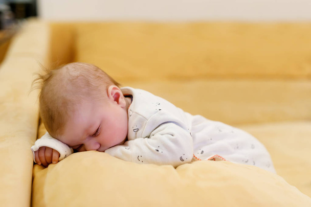 Porträt des süßen entzückenden Neugeborenen schlafend - Foto, Bild