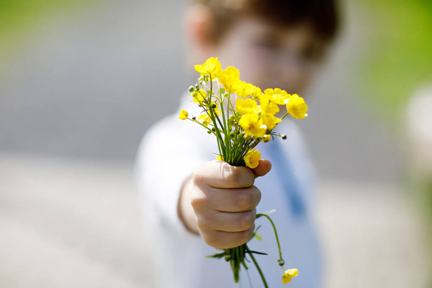 Gros plan des fleurs tenues par le petit garçon
 - Photo, image