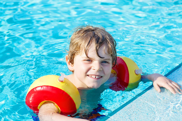 Mutlu küçük çocuk çocuk yüzme havuzuna eğleniyor - Fotoğraf, Görsel