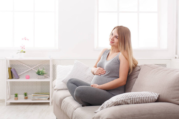 Elgondolkodtató terhes nő álmodik a gyermek - Fotó, kép