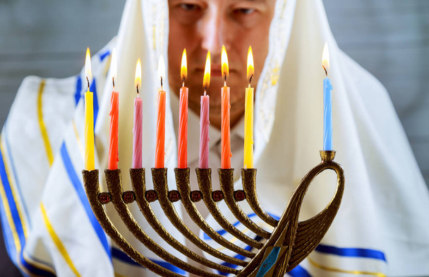 ハヌカ、ユダヤ人の祭典。本枝の燭台の燃焼蝋燭 - 写真・画像