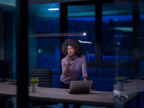 чорна бізнес-леді використовує ноутбук в стартап-офісі
 - Фото, зображення