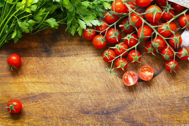 Fundo de comida de madeira com tomates frescos e salsa
 - Foto, Imagem