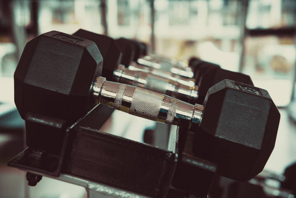 pesas en el gimnasio del club deportivo para hacer ejercicio y levantamiento de pesas
 - Foto, Imagen