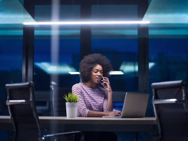 black businesswoman using a laptop in startup office - Valokuva, kuva