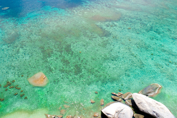 Világos türkizkék tengervízben a tengerparton - Fotó, kép