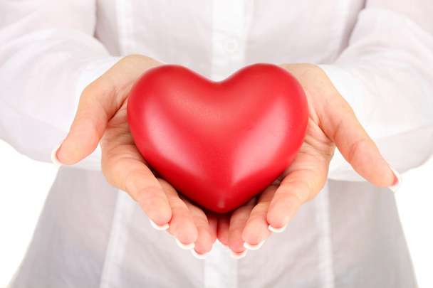 κόκκινη καρδιά στα χέρια της γυναίκας, σε λευκό φόντο κοντινό πλάνο - Φωτογραφία, εικόνα