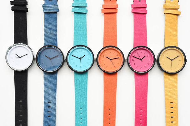 Набор разноцветных наручных часов
  - Фото, изображение