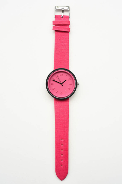 Рожеві наручні годинники ізольовані на білому тлі
 - Фото, зображення