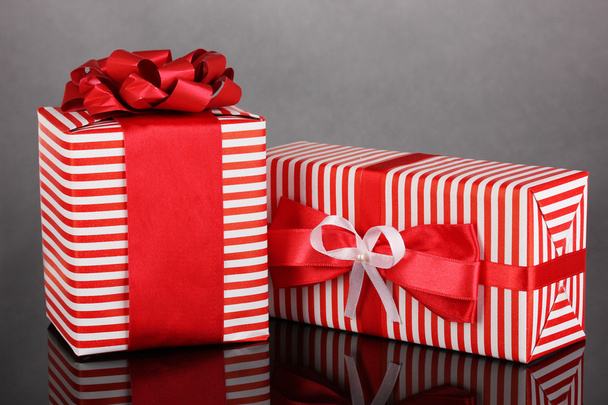 Cadeaux rouges colorés sur fond gris
 - Photo, image