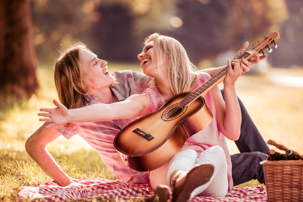 Jeune couple avec guitare - Photo, image