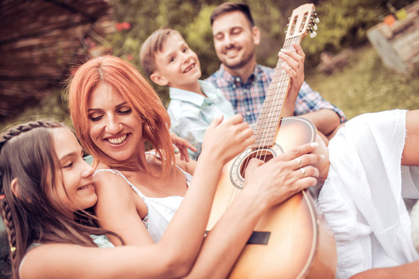 Szczęśliwa rodzina bawiąca się w parku - Zdjęcie, obraz