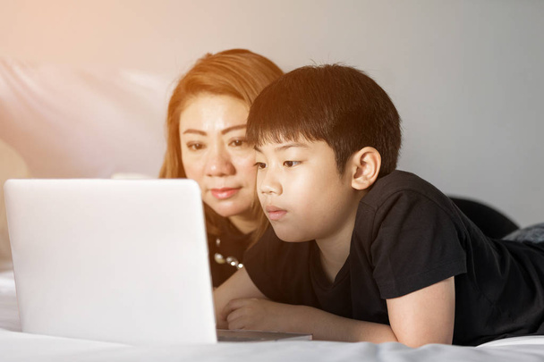 Madre figlio cura comunicazione Laptop Concetto
  - Foto, immagini