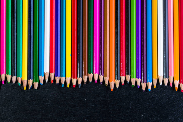 Ξύλινα μολύβια, πολύχρωμο περίγραμμα φόντο με χώρο για κείμενο, πίσω στο σχολείο έννοια - Φωτογραφία, εικόνα