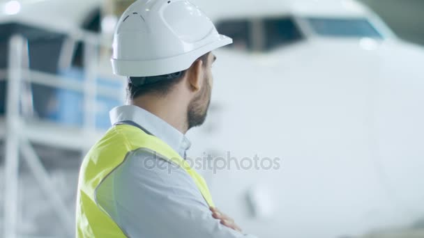 Retrato del mecánico de mantenimiento de aeronaves en chaleco de seguridad
 - Metraje, vídeo