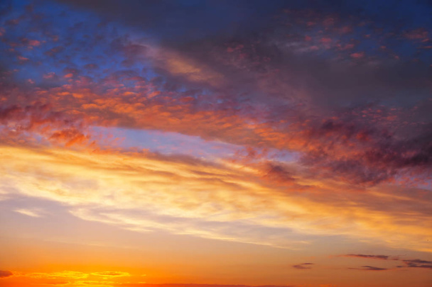 Zachód słońca niebo ognisty, pomarańczowe i czerwone kolory. Piękne tło - Zdjęcie, obraz