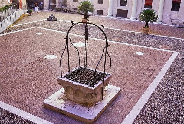 Brunnen im Hof der Burg Este, ferrara - Foto, Bild