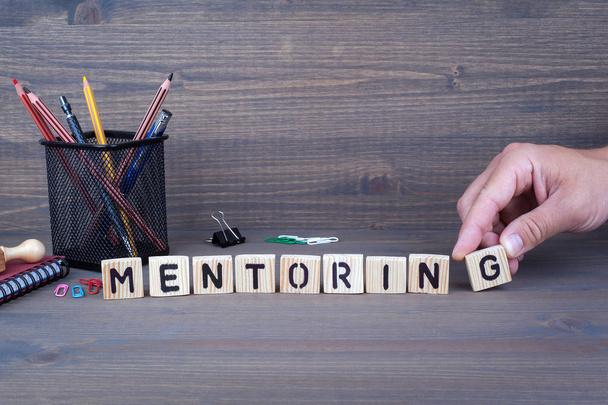 mentoring. Litery na ciemnym tle - Zdjęcie, obraz