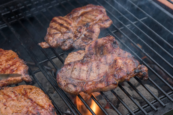 Steak de porc grillé sur le gril
. - Photo, image