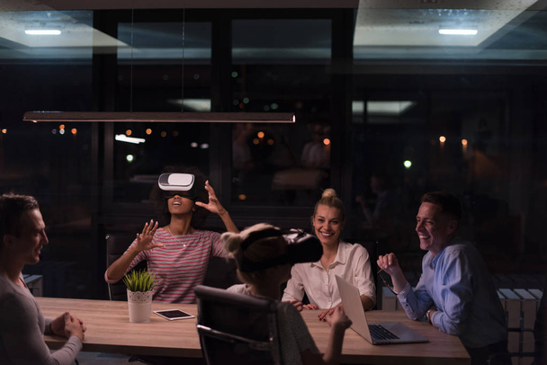 Multiethnic Business team using virtual reality headset - Foto, immagini
