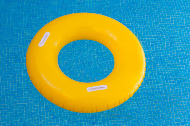 Flotador amarillo en la piscina
 - Foto, imagen