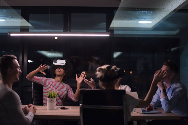 Multiethnic Business team using virtual reality headset - Zdjęcie, obraz