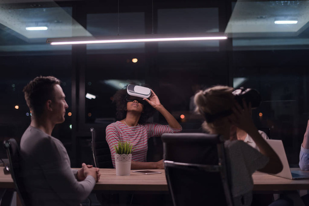 Multiethnic Business team using virtual reality headset - Fotoğraf, Görsel