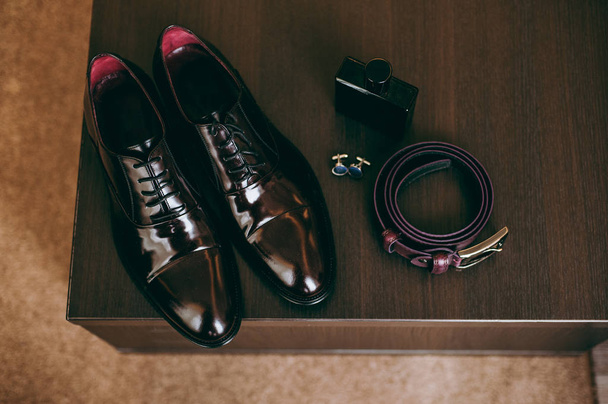 Kelebek kravat kol düğmeleri Damat Düğün için ayakkabı izle - Fotoğraf, Görsel