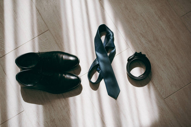Zapatos reloj mariposa corbata gemelos novio para boda
 - Foto, Imagen