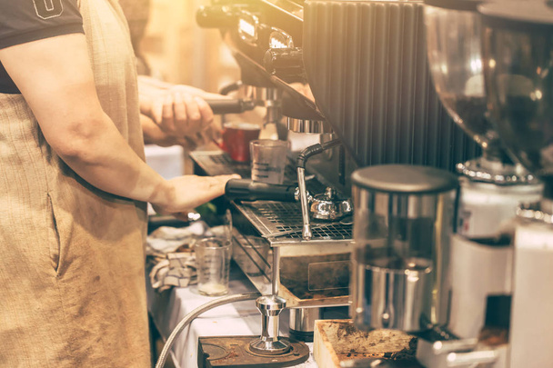 Barista-Leute kochen Kaffee mit Kaffeemaschine im Café. - Foto, Bild