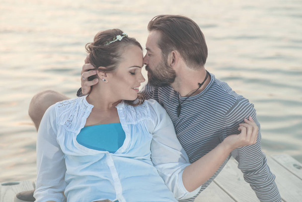 Szczęśliwa para przytulanie w pobliżu jeziora - Zdjęcie, obraz