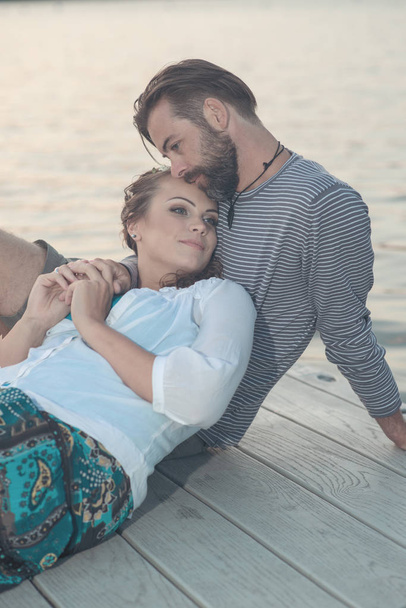 Szczęśliwa para przytulanie w pobliżu jeziora - Zdjęcie, obraz