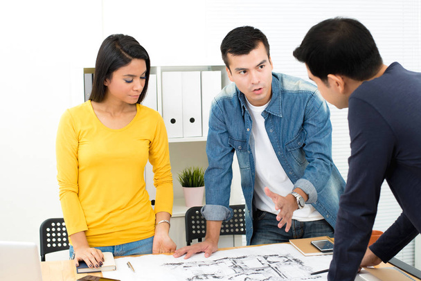 Случайные деловые люди (архитекторы или ландшафтные дизайнеры) обсуждают план
  - Фото, изображение