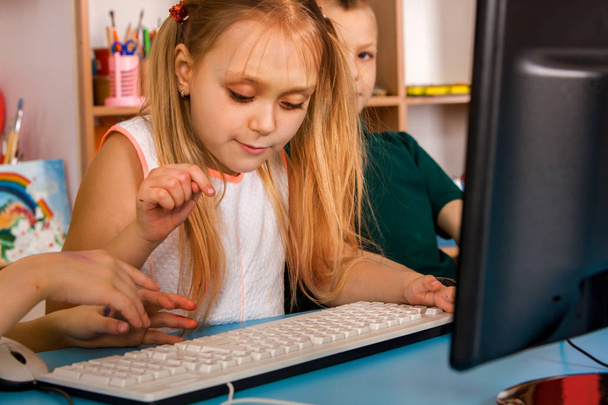 Children computer class us for education and video game. - Valokuva, kuva