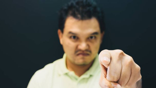 asiático hombre dedo señalando con enojado culpa gesto
 - Foto, Imagen