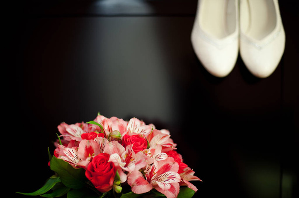 Robes de demoiselle d'honneur, chaussures, jarretière, bouquet, bagues, bracelet, perles, accessoires
 - Photo, image