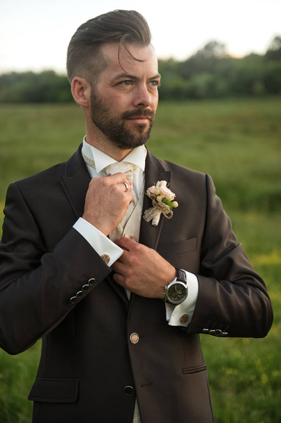 novio guapo en traje de novia
 - Foto, Imagen