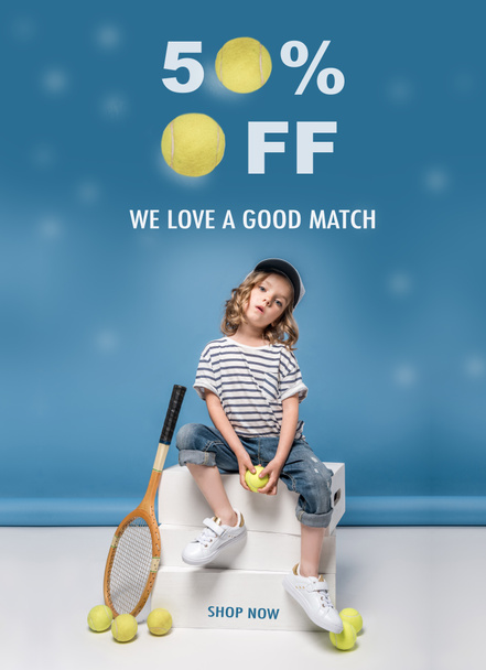 Verkoop banner met kleine tennisser - Foto, afbeelding