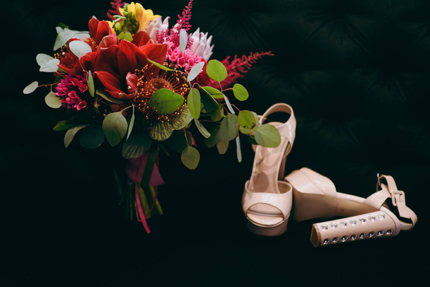Robes de demoiselle d'honneur, chaussures, jarretière, bouquet, bagues, bracelet, perles, accessoires
 - Photo, image