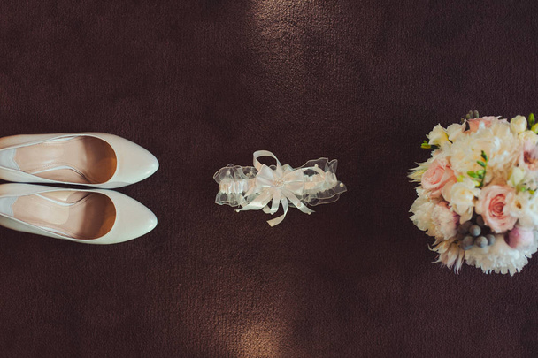Vestidos de dama de honor, zapatos, liga, ramo, anillos, pulsera, cuentas, accesorios
 - Foto, Imagen