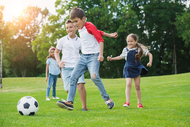 Bambini che giocano a calcio - Foto, immagini