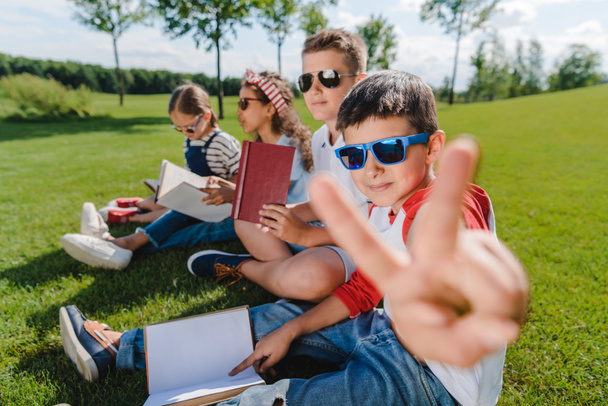 Dzieci, czytanie książek w parku - Zdjęcie, obraz