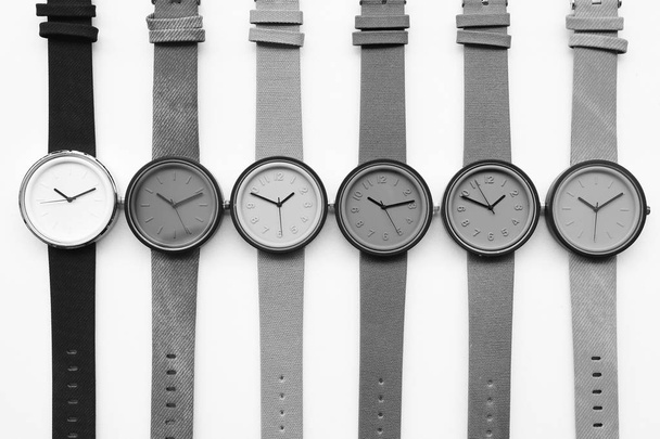 Zestaw wielobarwnych zegarków odizolowanych na białym tle - Zdjęcie, obraz