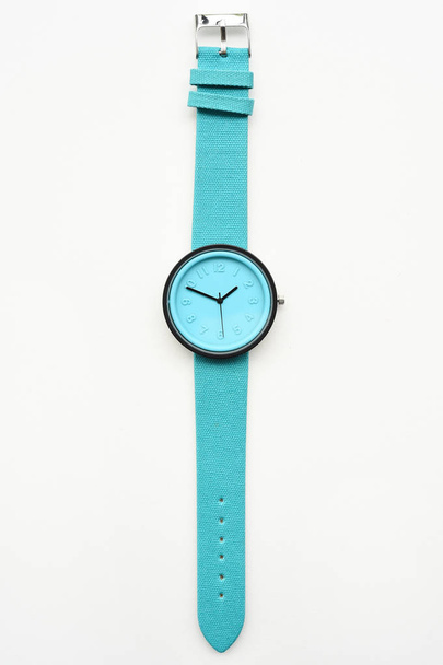 Relógios de pulso azuis isolados no fundo branco
 - Foto, Imagem